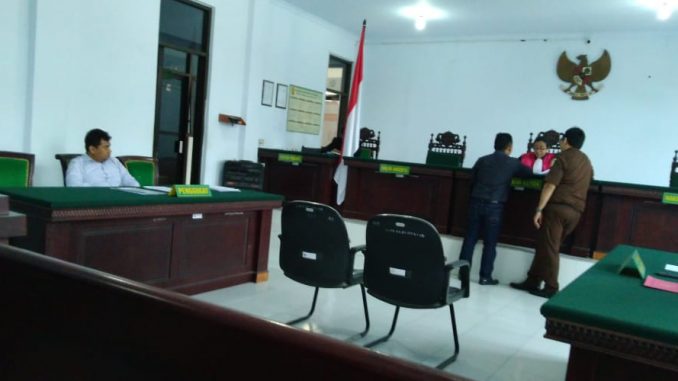 Perdebatan antara Jaksa vs Penasehat Hukum di depan Hakim.